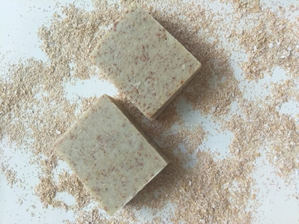 découvrez des recettes de gommage naturel pour le corps qui revitaliseront votre peau. apprenez à créer ces soins maison faciles à réaliser, avec des ingrédients simples et efficaces, pour une peau douce et éclatante.