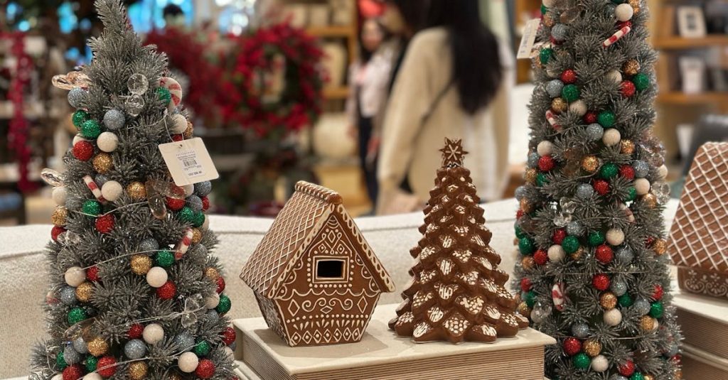 découvrez notre collection d'ornements de noël uniques et enchanteurs pour embellir votre sapin et apporter une touche festive à votre intérieur. magasinez dès maintenant et préparez-vous à célébrer les fêtes en beauté !