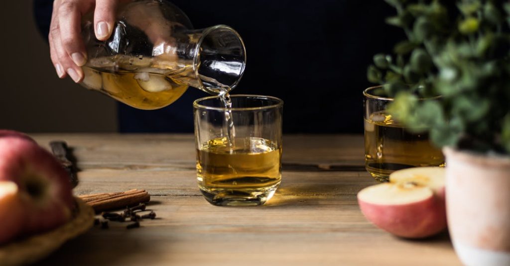découvrez les bienfaits du vinaigre de cidre de pomme, un remède naturel aux multiples vertus pour la santé, la digestion et la peau. apprenez comment l'intégrer dans votre quotidien pour optimiser votre bien-être.