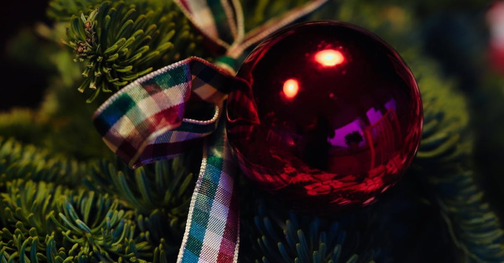 découvrez des idées créatives et festives pour décorer votre sapin de noël avec style. inspirez-vous de nos conseils de décoration pour rendre votre foyer chaleureux et accueillant pendant les fêtes.