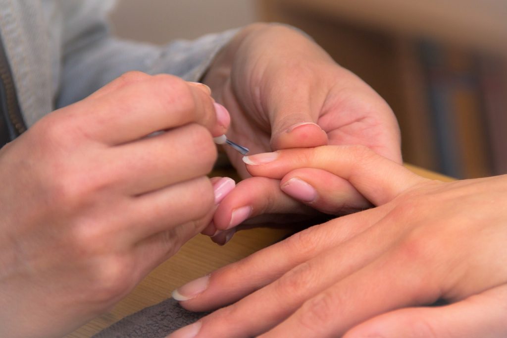 découvrez des astuces pratiques pour accélérer le séchage de votre vernis à ongles. obtenez des conseils simples et efficaces pour une manucure parfaite en un rien de temps.