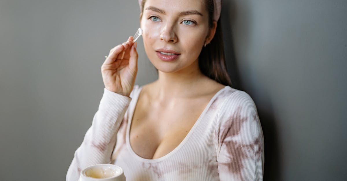 découvrez notre sérum pour les yeux, formulé pour réduire les cernes, les poches et les signes de fatigue. offrez à votre regard un éclat radieux grâce à nos ingrédients naturels et hydratants. parfait pour tous les types de peau.