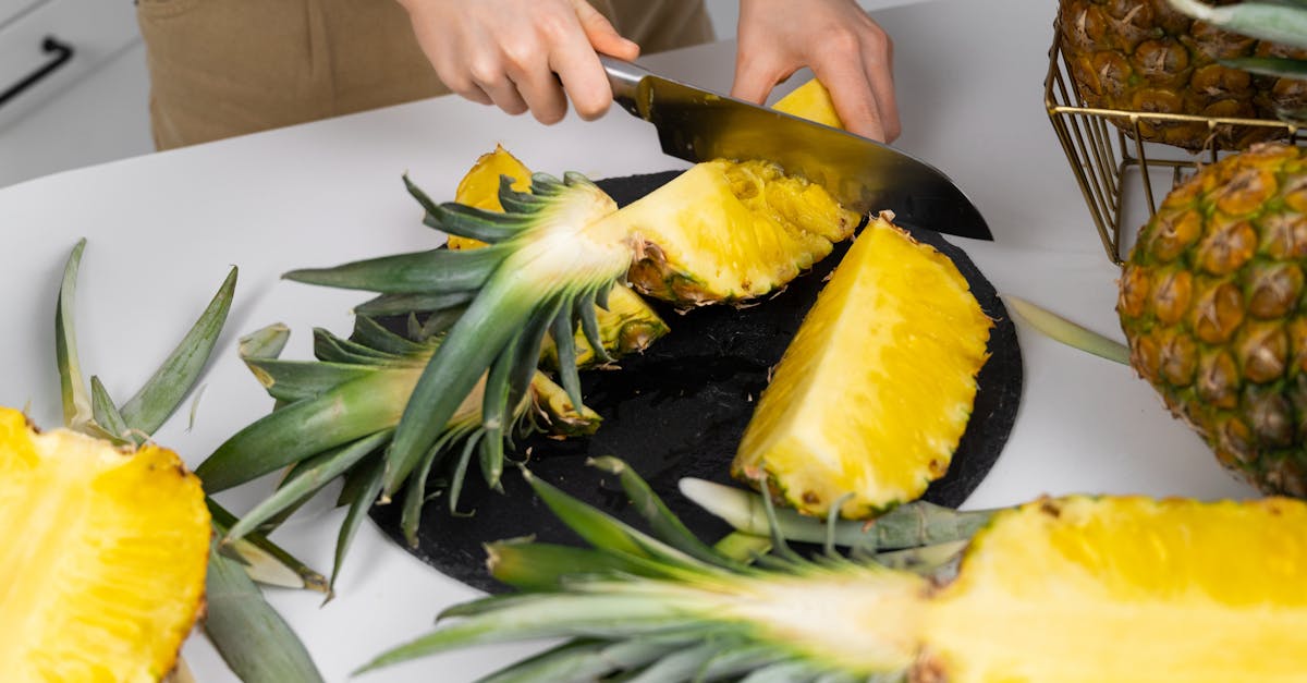 découvrez comment couper un ananas facilement et efficacement grâce à nos conseils pratiques. que ce soit pour la cuisine, la décoration ou le dessert, apprenez les meilleures techniques pour optimiser le goût et la présentation de ce fruit tropical.