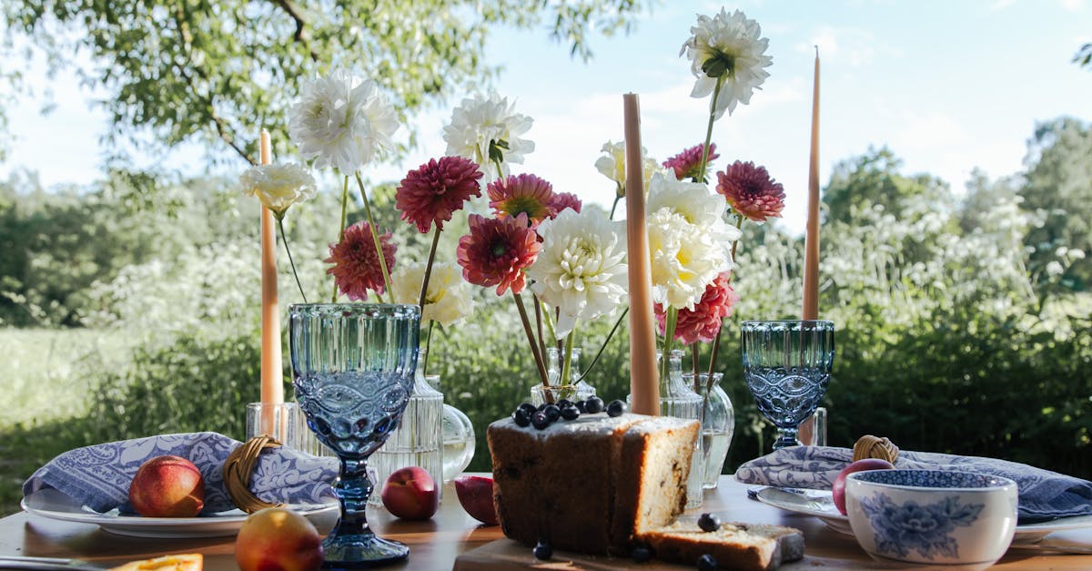 découvrez l'univers fascinant des dahlias, ces fleurs aux couleurs éclatantes et aux formes variées. apprenez à cultiver et entretenir ces magnifiques plantes pour embellir votre jardin ou votre balcon.